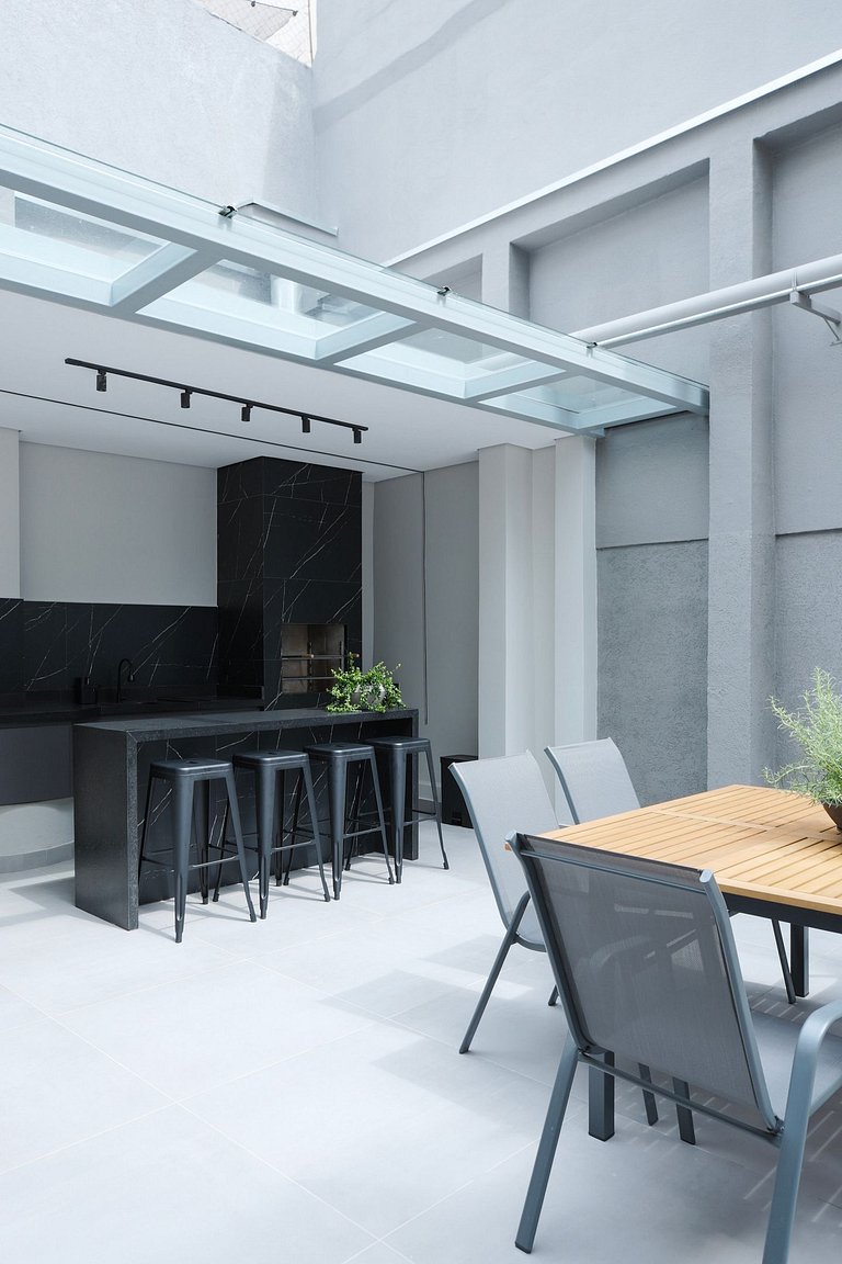 Studio moderno com ar e ótima localização