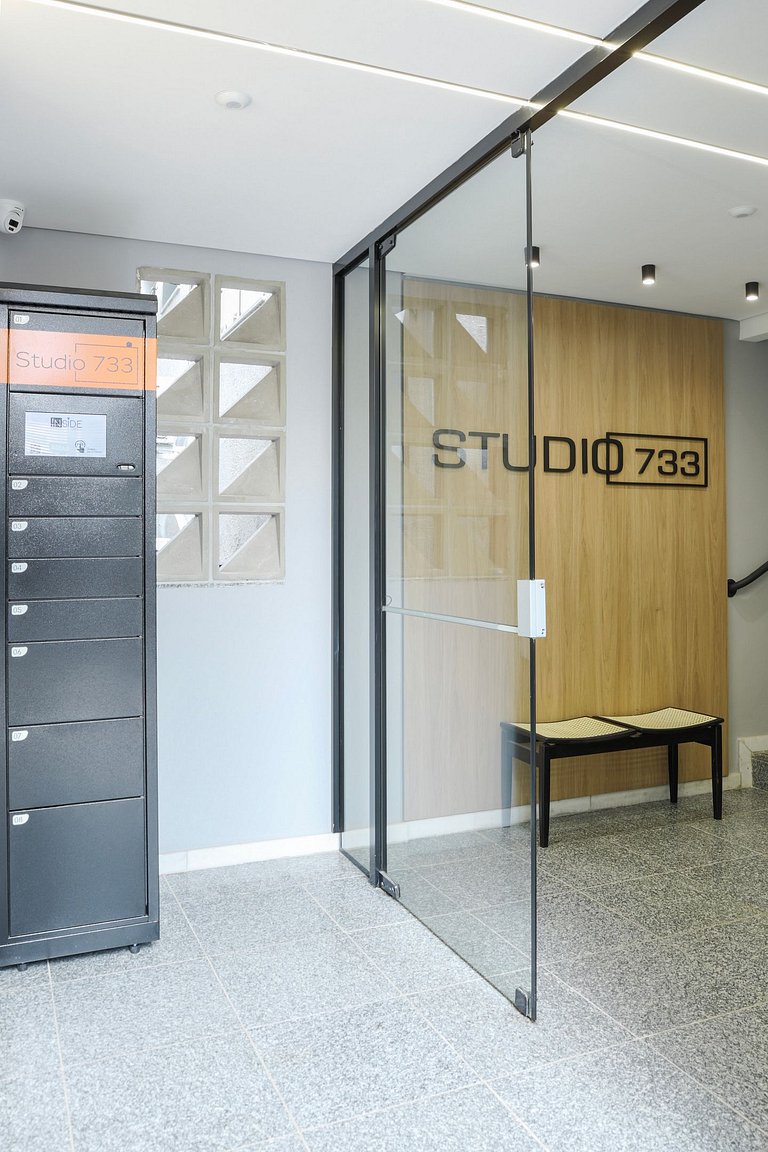 Studio moderno com ar e ótima localização