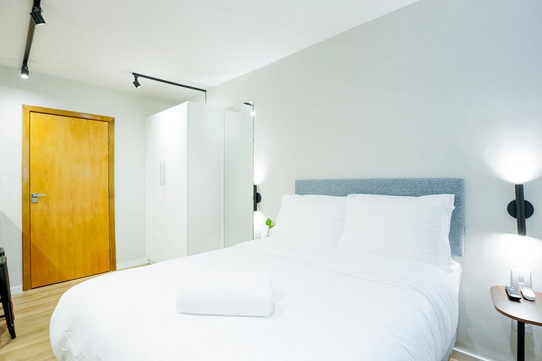 Studio moderno com ar e ótima localização