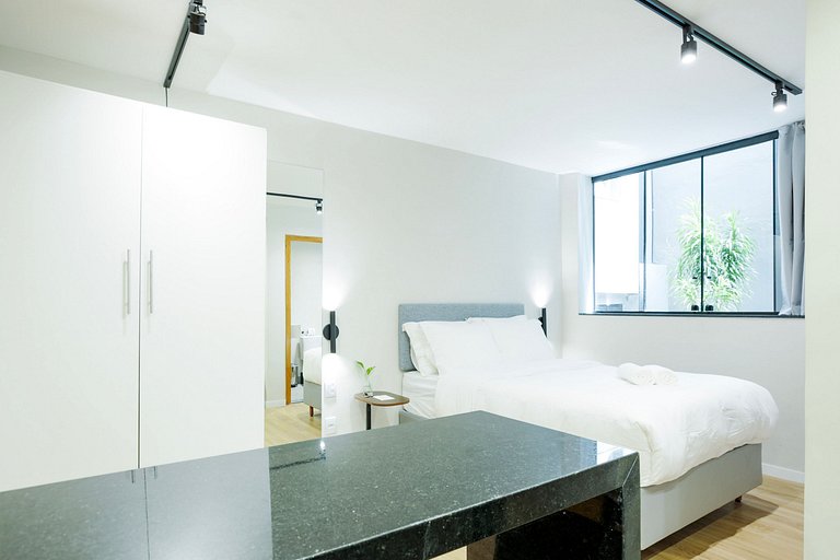 Studio moderno com ar e ótima localização