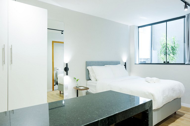 Studio moderno com ar e ótima localização