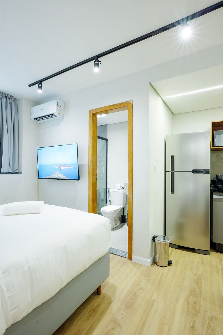 Studio moderno com ar e ótima localização