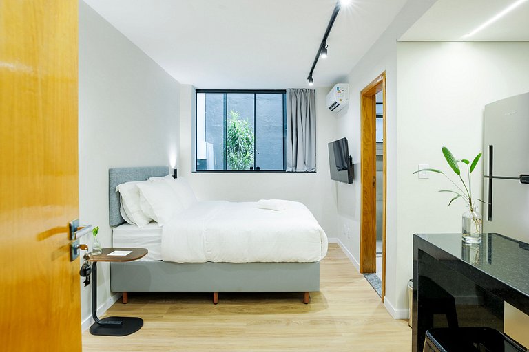 Studio moderno com ar e ótima localização