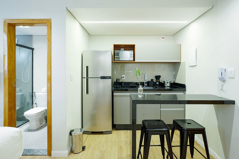Studio moderno com ar e ótima localização
