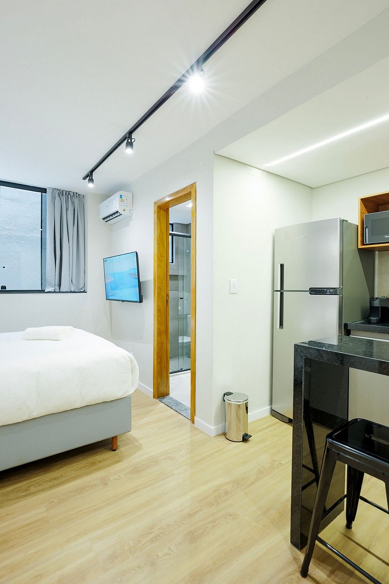 Studio moderno com ar e ótima localização