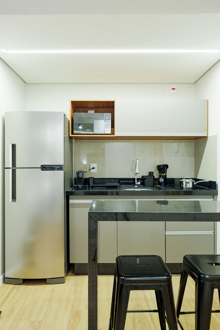 Studio moderno com ar e ótima localização