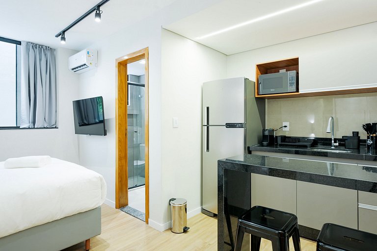 Studio moderno com ar e ótima localização