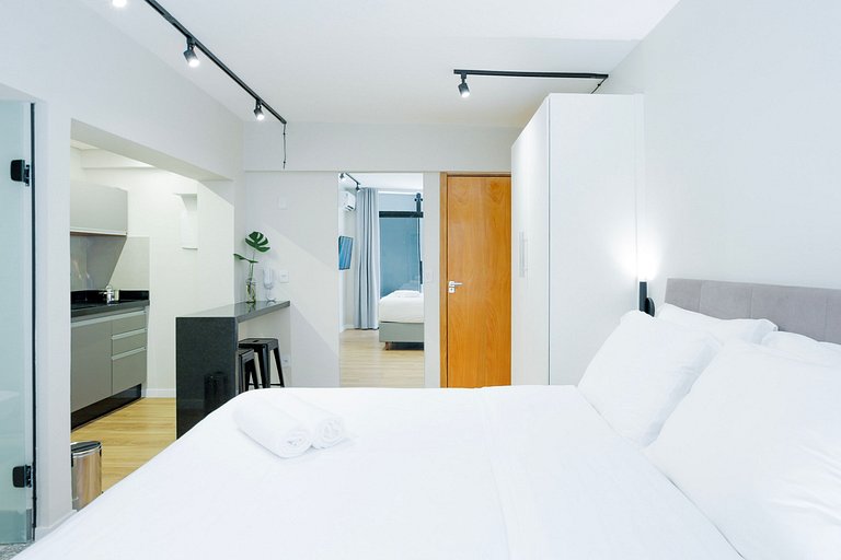 Studio moderno com ar e ótima localização