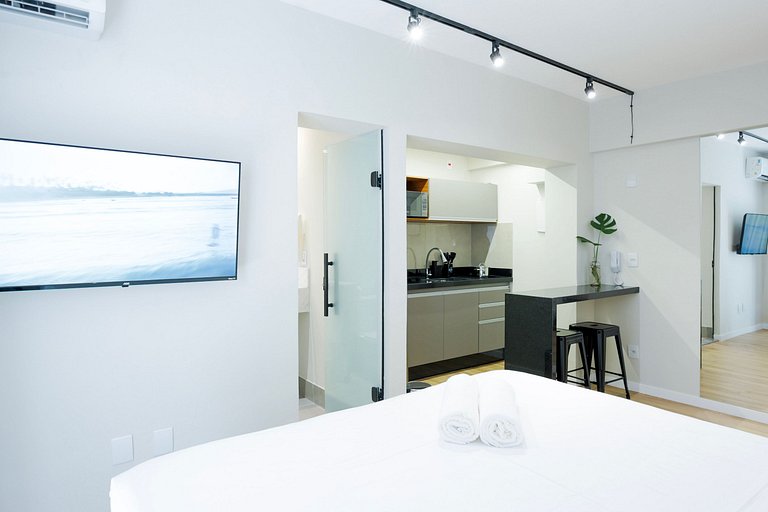 Studio moderno com ar e ótima localização