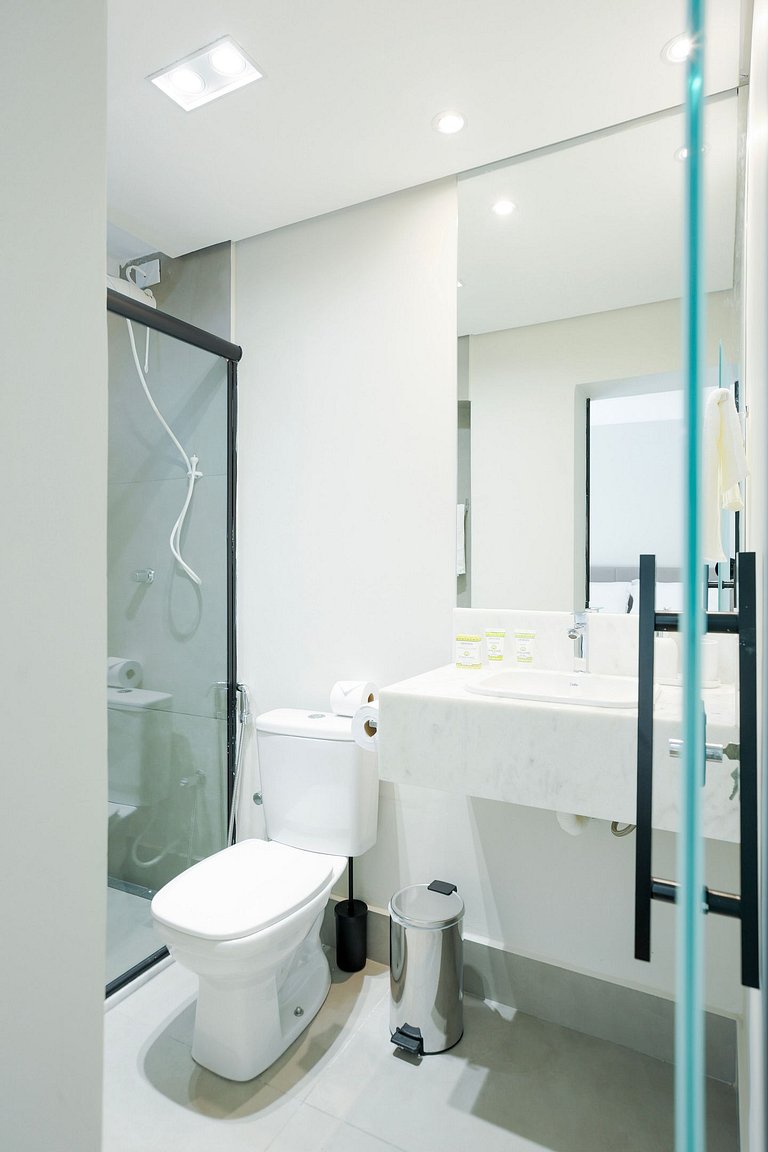 Studio moderno com ar e ótima localização