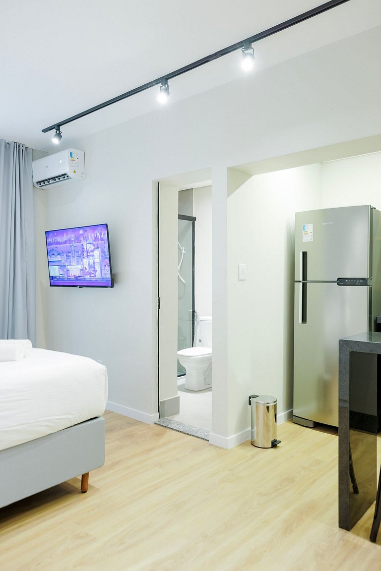 Studio moderno com ar e ótima localização