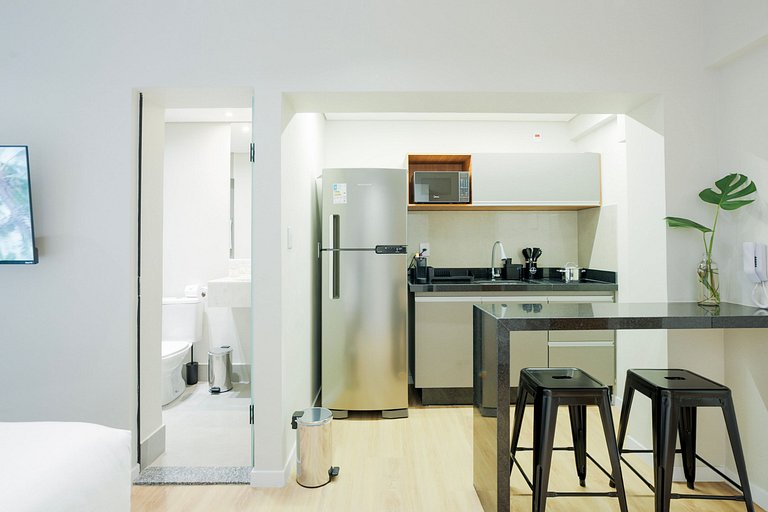 Studio moderno com ar e ótima localização