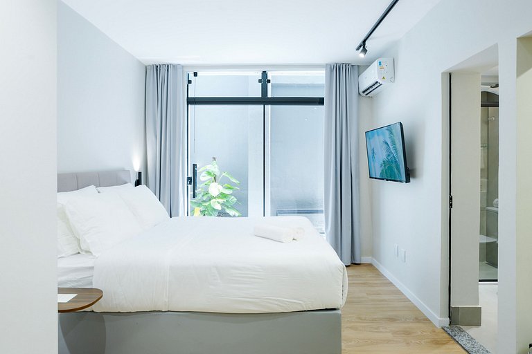 Studio moderno com ar e ótima localização