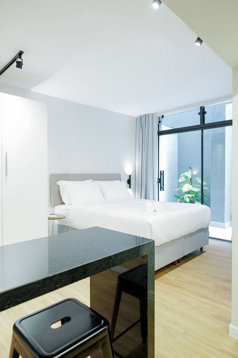 Studio moderno com ar e ótima localização