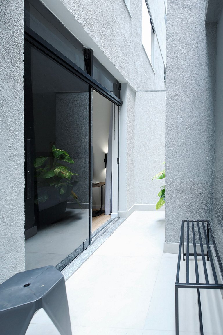 Studio moderno com ar e ótima localização