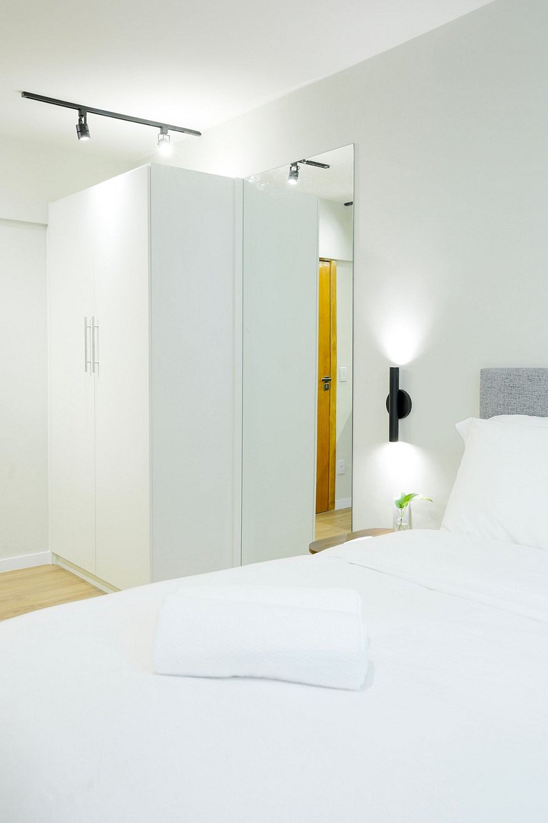 Studio moderno com ar e ótima localização