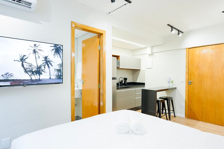 Studio moderno com ar e ótima localização