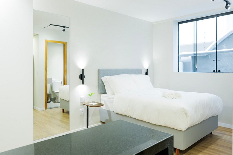 Studio moderno com ar e ótima localização