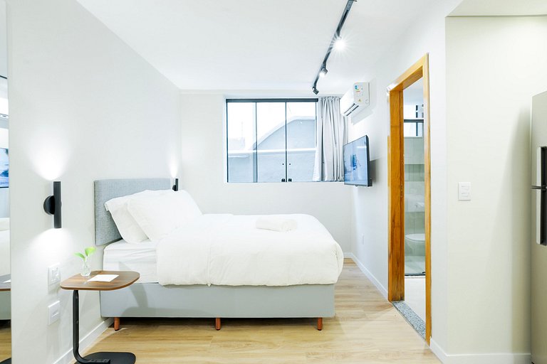 Studio moderno com ar e ótima localização