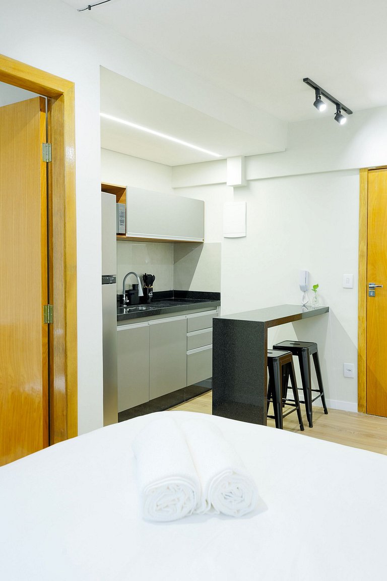 Studio moderno com ar e ótima localização