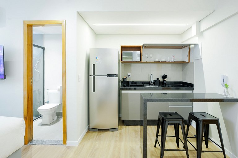 Studio moderno com ar e ótima localização