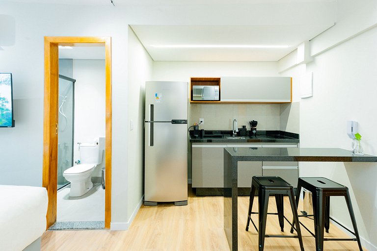 Studio moderno com ar e ótima localização
