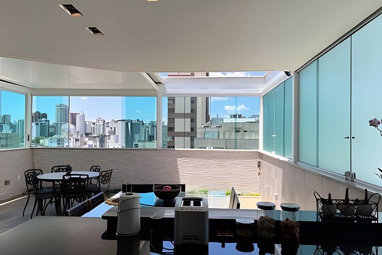 Enorme cobertura com linda vista da cidade
