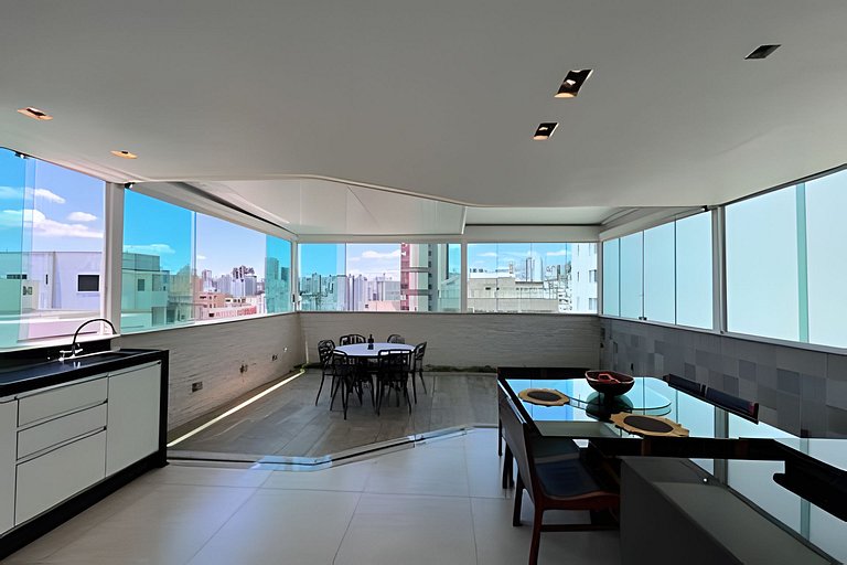 Enorme cobertura com linda vista da cidade